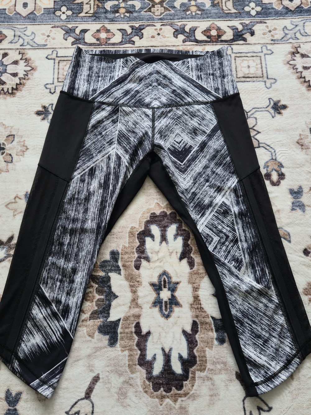 Lululemon Size 12 Black White Mesh V-Waist Crop Leggings